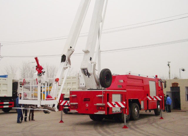 奔馳18型舉高噴射消防車(chē)